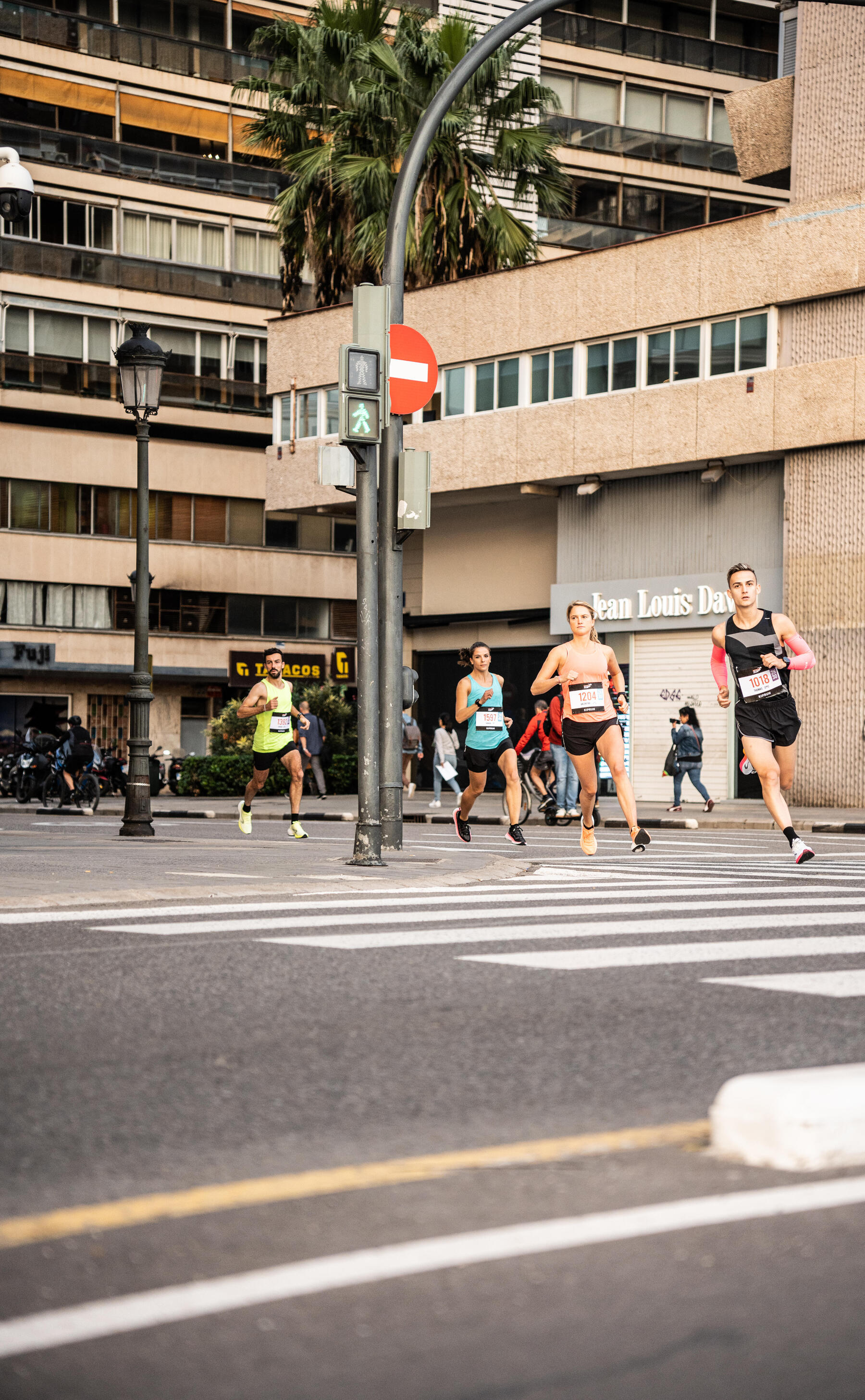 Ludzie biegnący w ultramaratonie po mieście