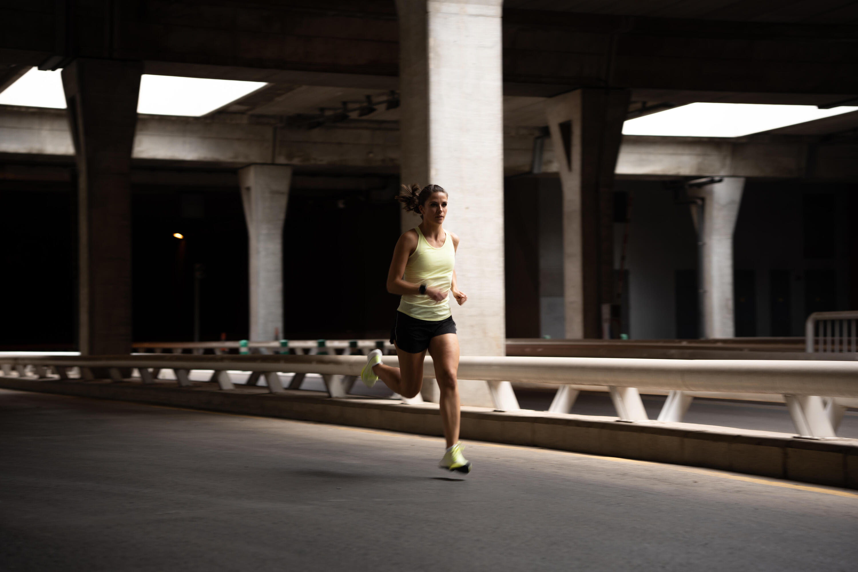 POLERA SOSTÉN INTEGRADO RUNNING MUJER KIPRUN RUN500 COMODIDAD 9/11