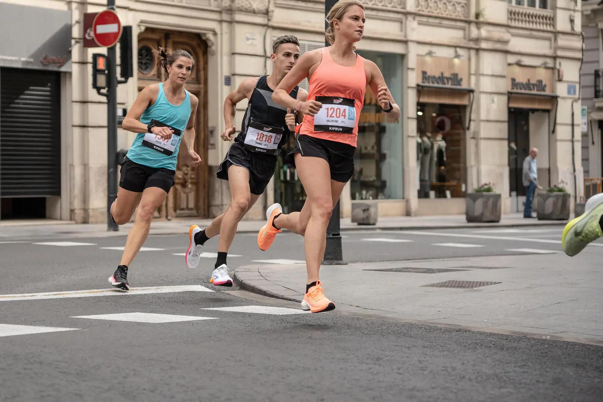 Ludzie biegnący w ulicznym maratonie