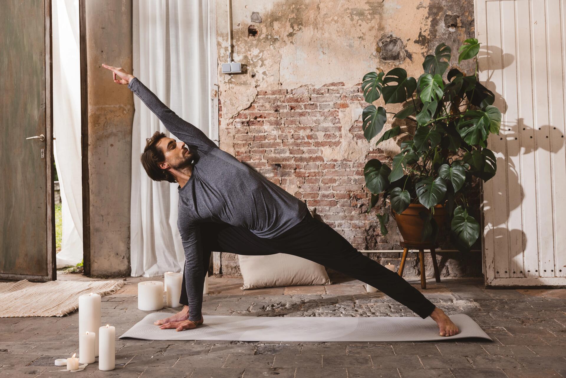 Mężczyzna robiący ćwiczenie z jogi poprawiające zakresy ruchu w stawach biodrowych