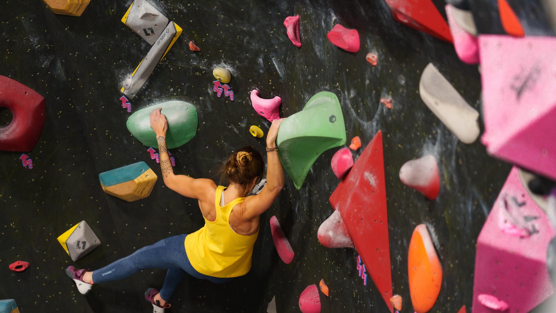 gros plan sur une chaussure d'escalade à l'exterieur