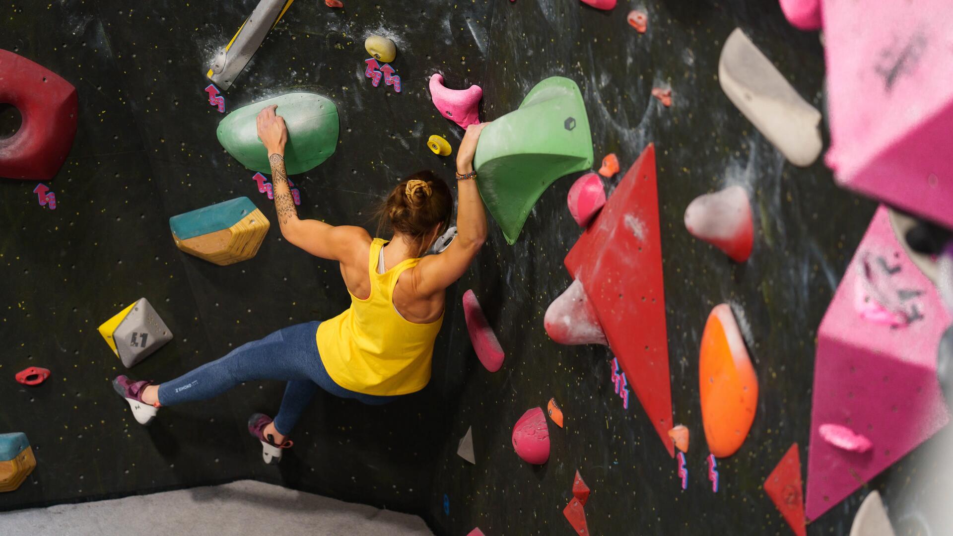 gros plan sur une chaussure d'escalade à l'exterieur