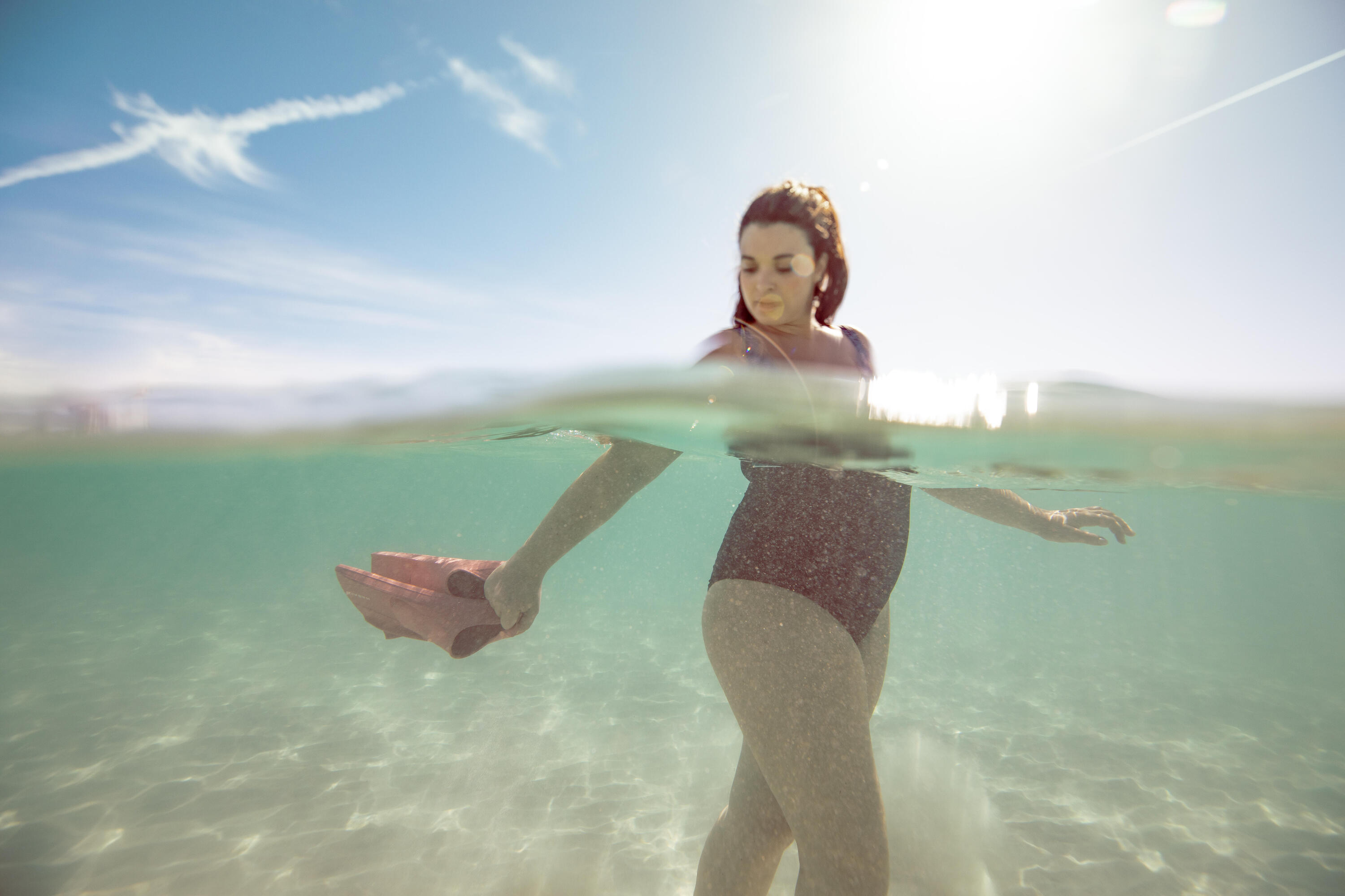 mulher grávida dentro de água
