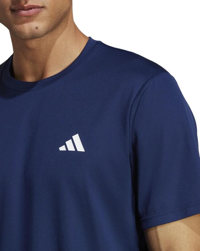 mann in blauem t shirt
