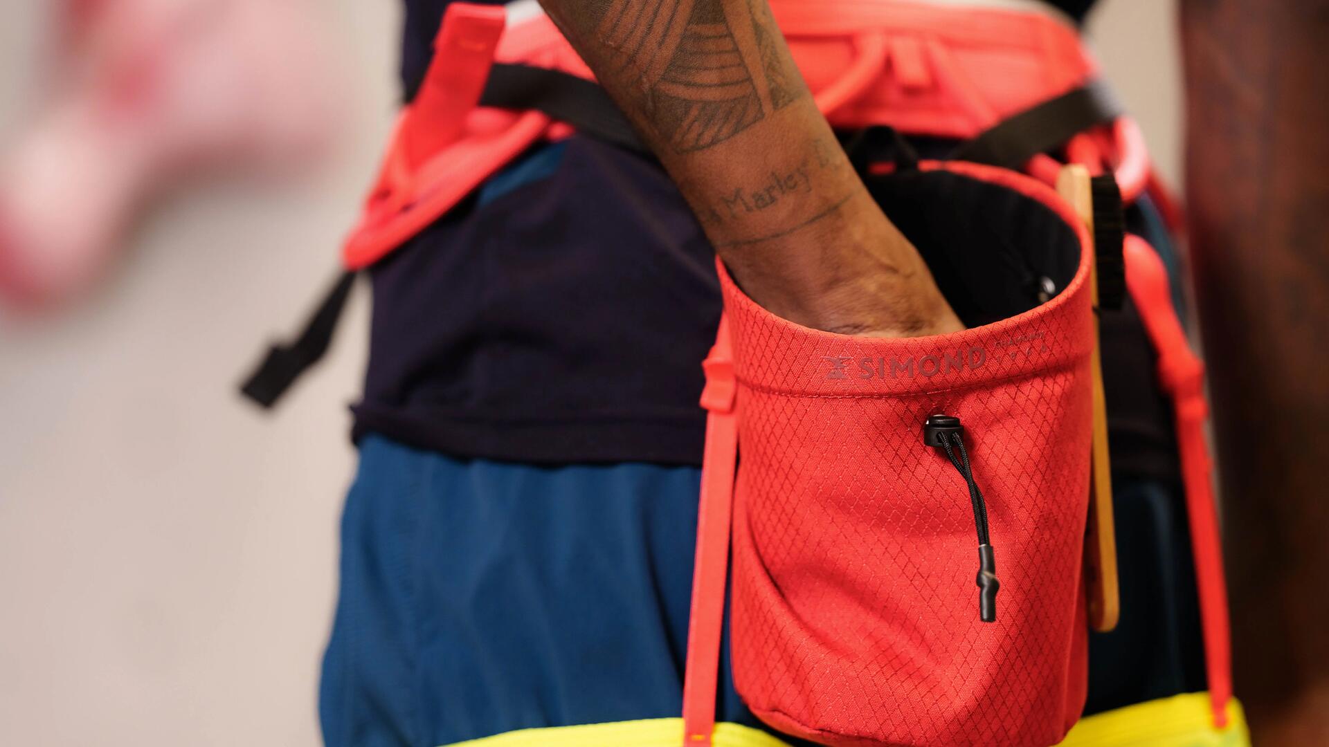 coucher de soleil avec un grimpeur sur une paroi rocheuse