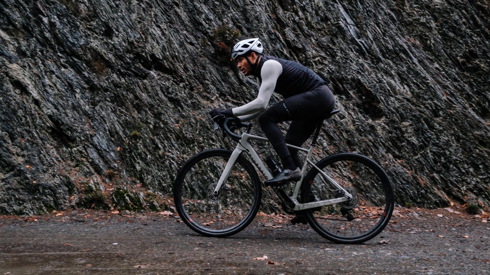 hombre en bicicleta gravel