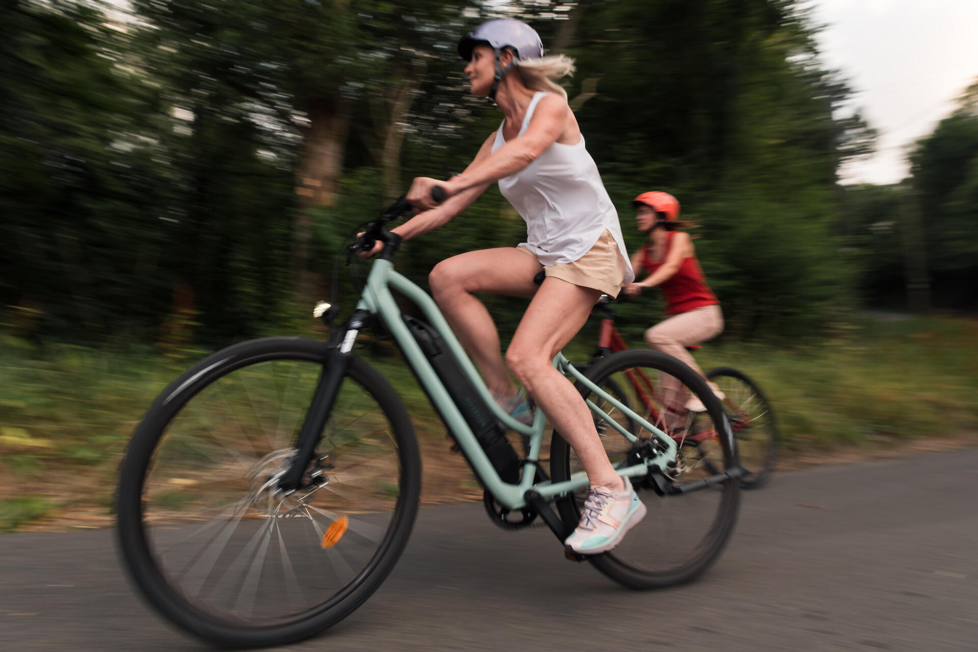 mujeres andando en bicicleta electrica