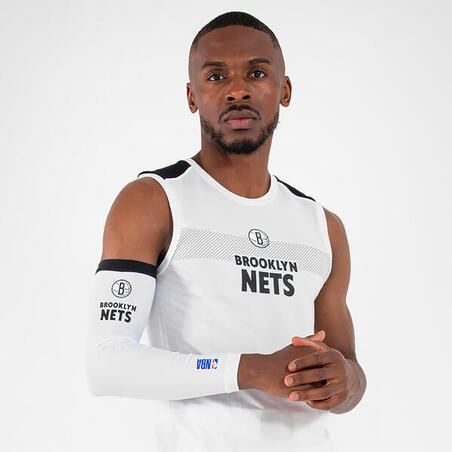 Armbågsskydd basket NBA Brooklyn Nets E500 vuxen vit 