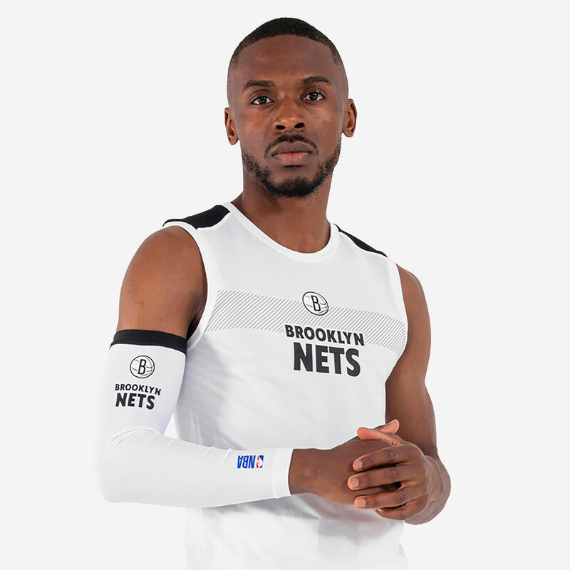 Basketbalový chránič lokte E500 NBA Brooklyn Nets bílý