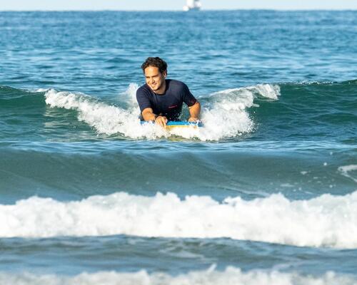 Mężczyzna uprawiający bodyboarding 
