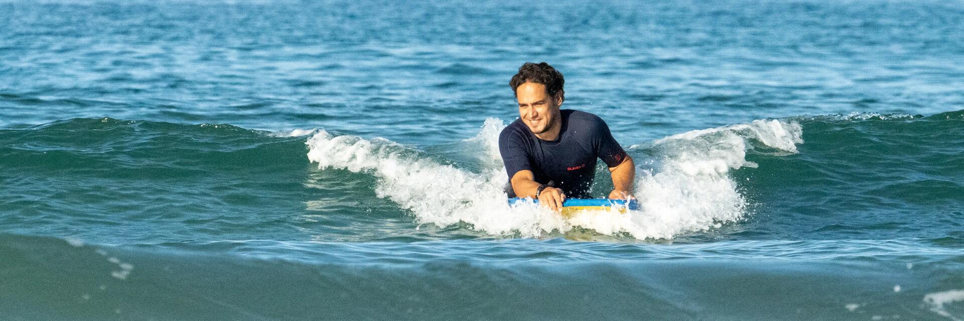 Mężczyzna uprawiający bodyboarding 