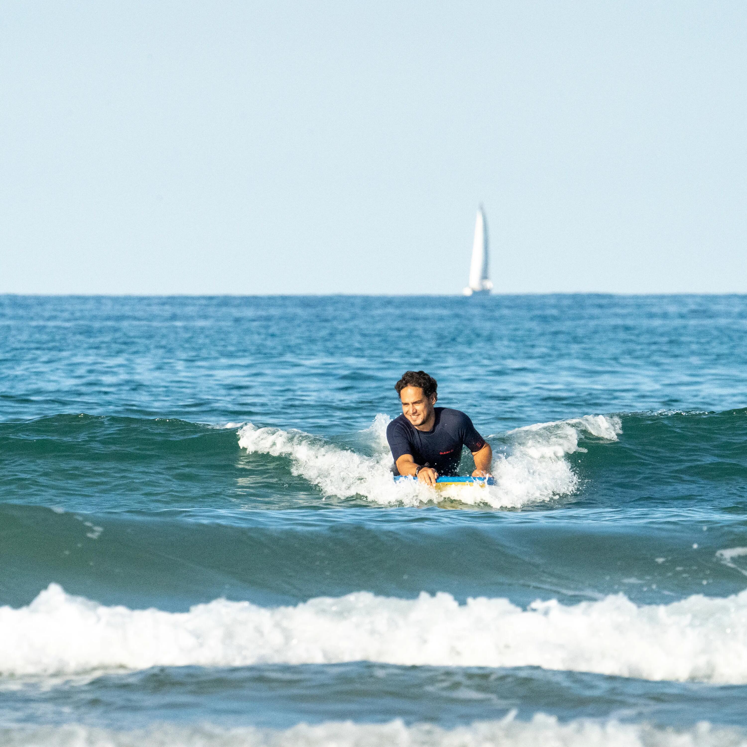 Mężczyzna uprawiający bodyboarding