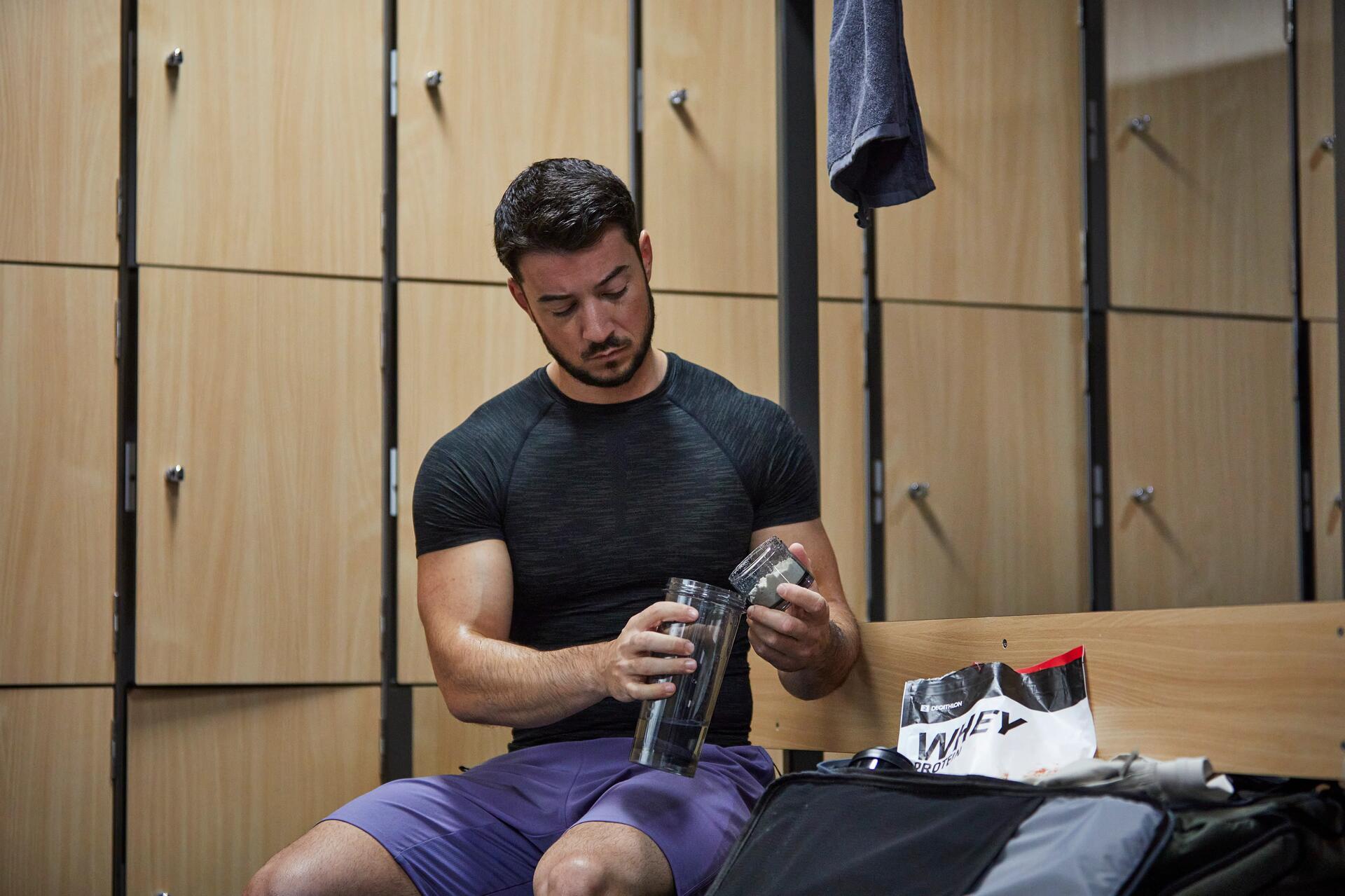 Mężczyzna przygotowujący sobie shake z białkiem i kolagenem po siłowni