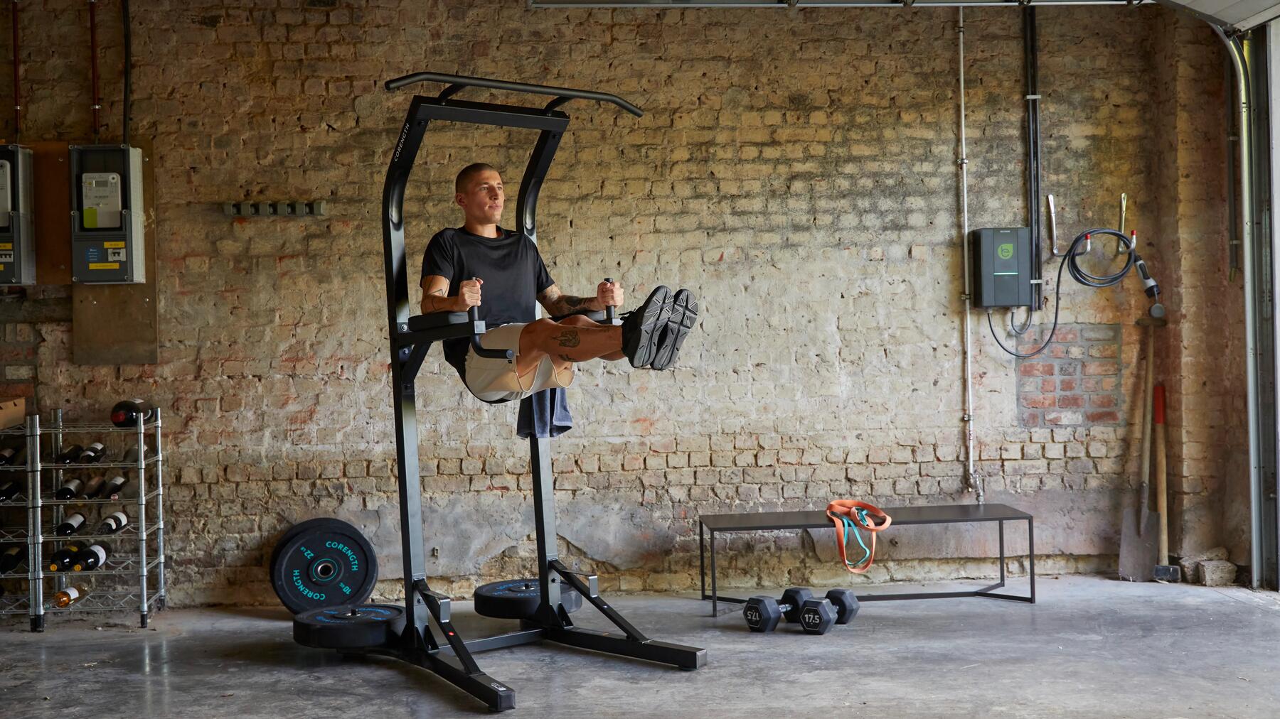 hombre haciendo ejercicio elevación de pierna
