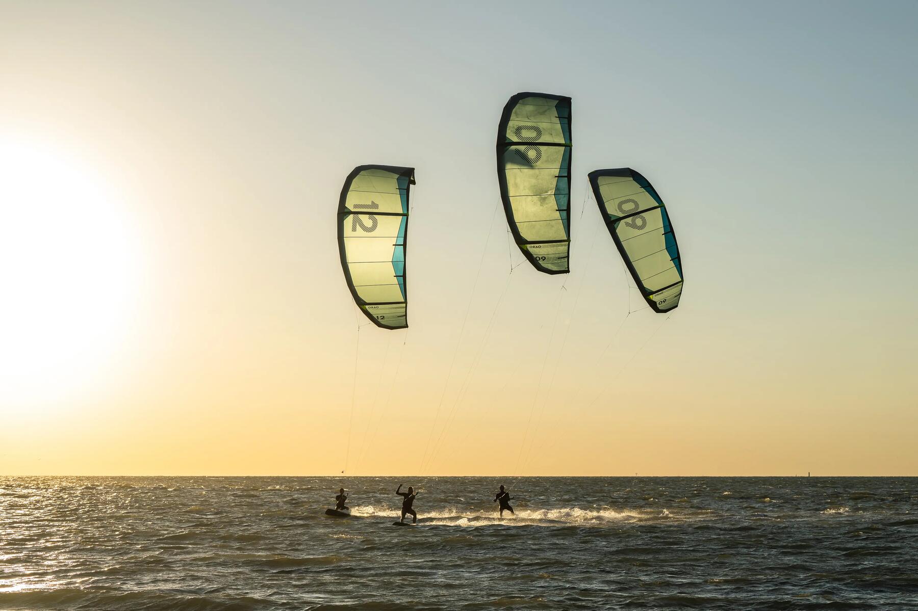 Osoby uprawiające kitesurfing