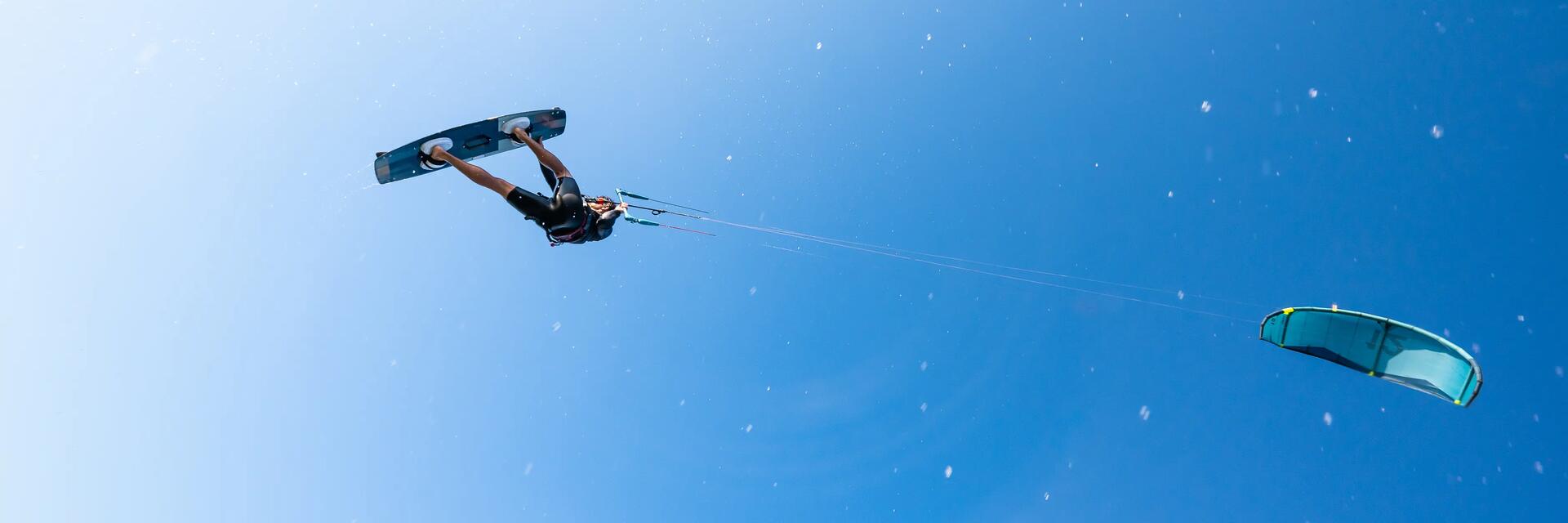 hombre haciendo kitesurf