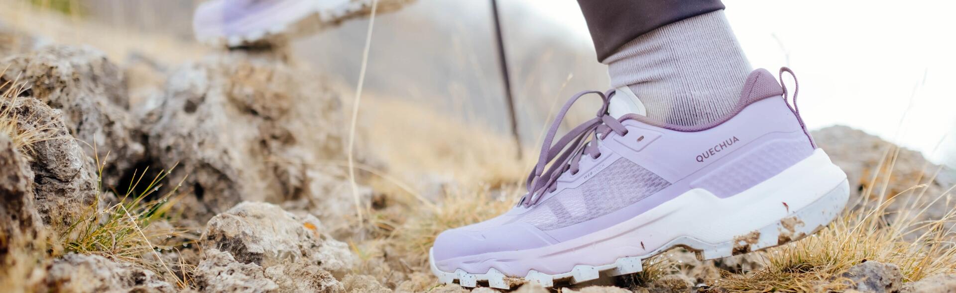 Kobieta nosząca odkażone buty trekkingowe w górach