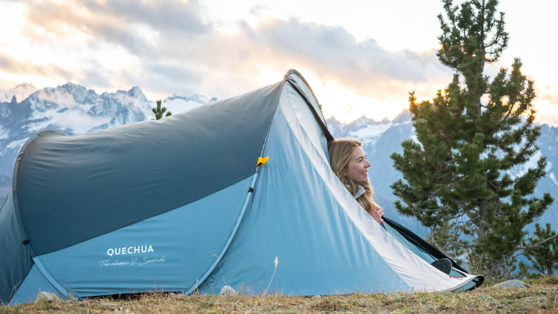 rapariga dentro de uma tenda quechua decathlon