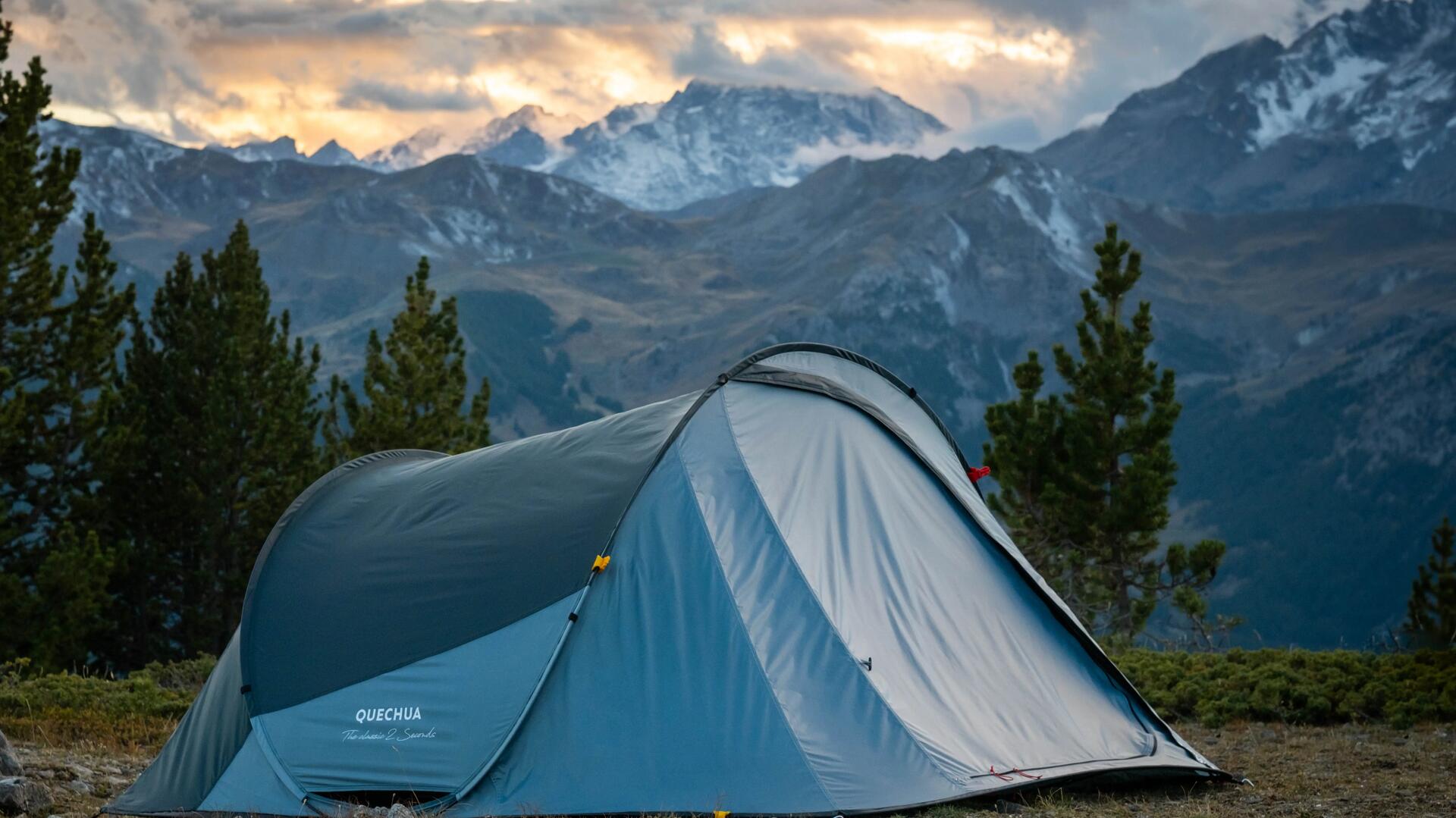 namiot rozłożony w górach