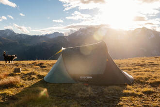imagem de tenda de campismo com montanhas na paisagem ao fundo