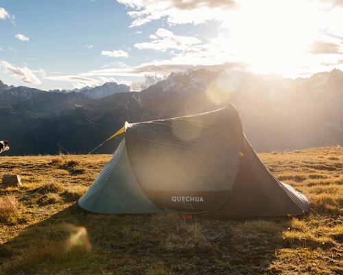 imagem de tenda de campismo com montanhas na paisagem ao fundo