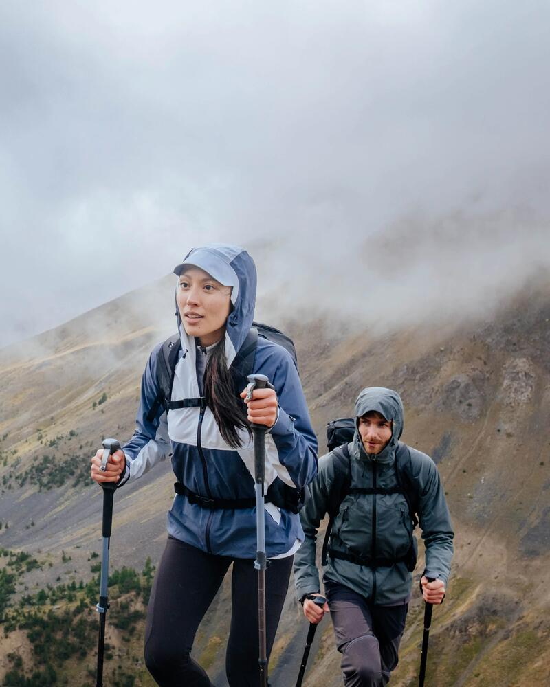 2 wanderer mit wanderausrüstung bei regenwetter