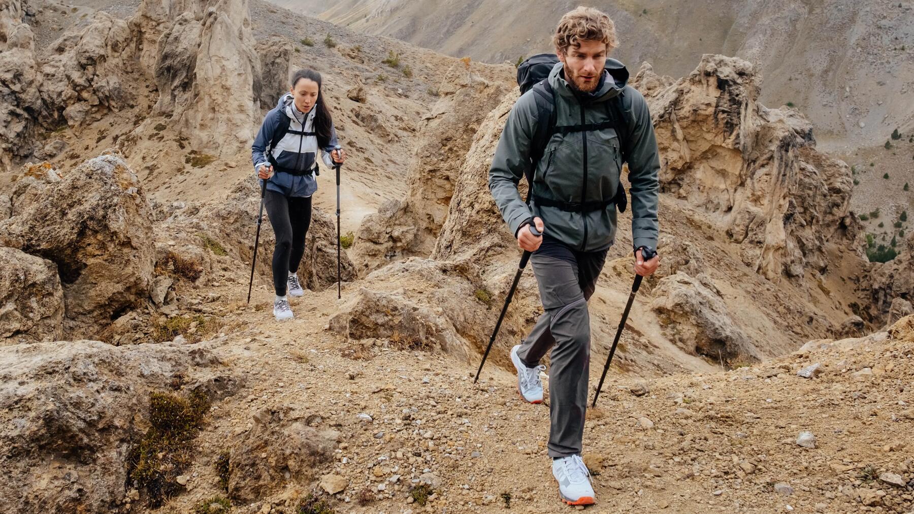man vrouw trekking berg