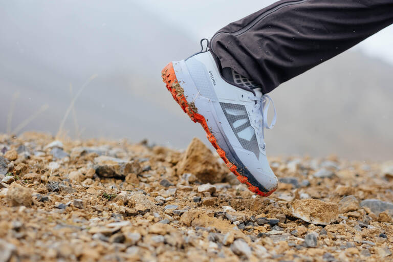 Sepatu Hiking Pria - MH500 LIGHT - Abu-abu Terang/Merah