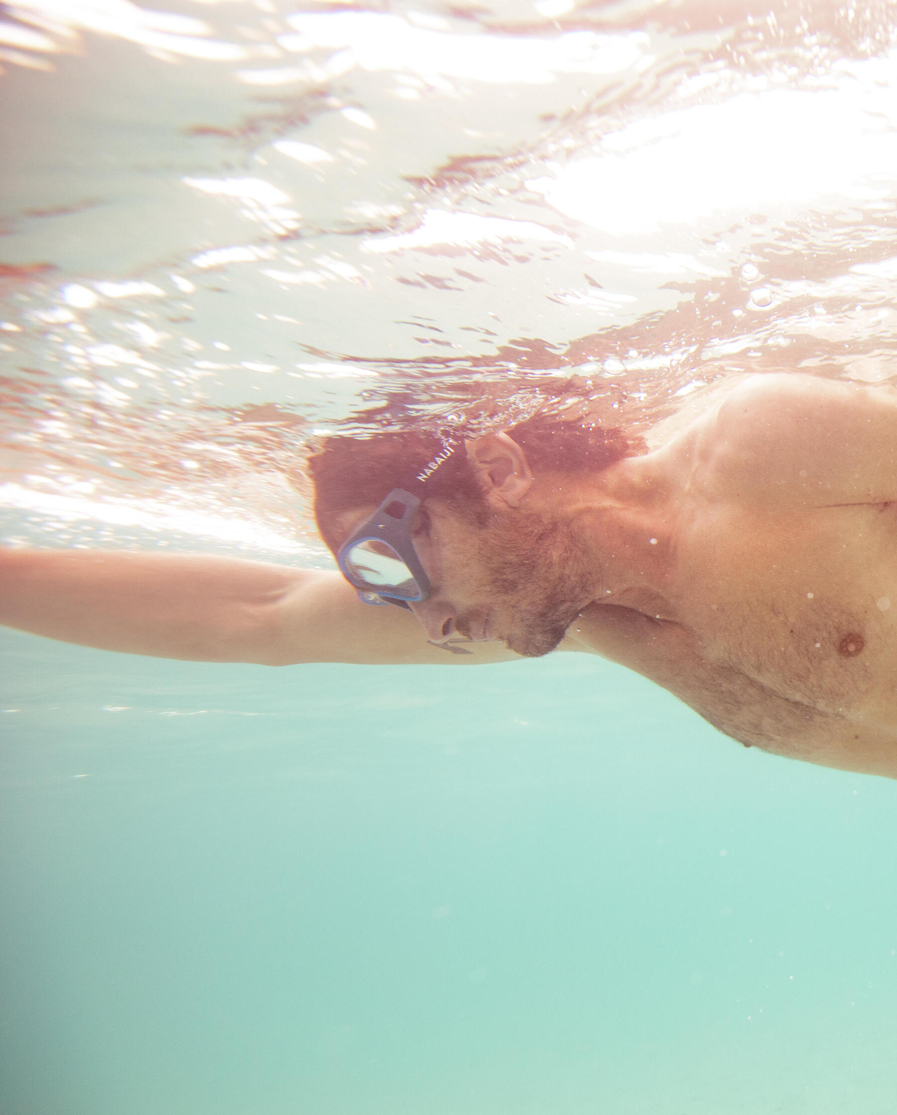 deux nageurs au bord de la piscine avant un entraînement, planche et palmes à la main