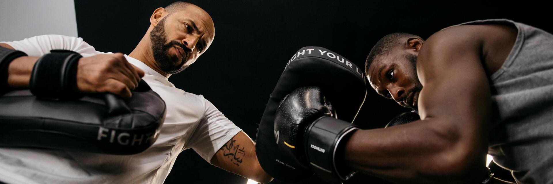 Mężczyźni w rękawicach trenujący muay thai