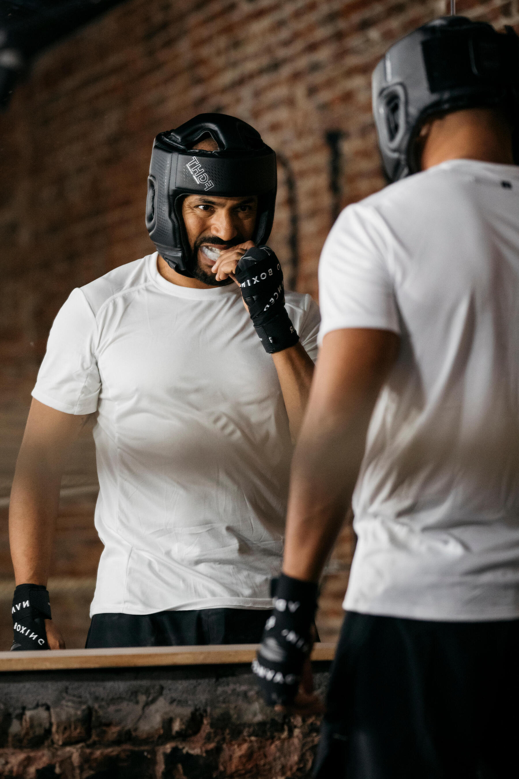 deux personnes pratiquent la boxe avec materiel de protection