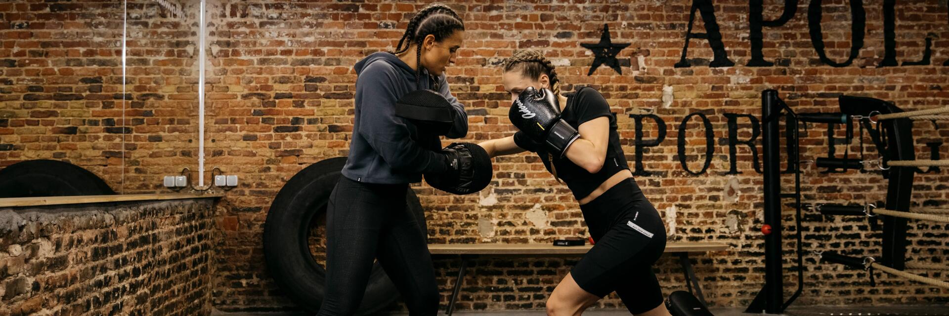 Kobiety uprawiające kickboxing w rękawicach