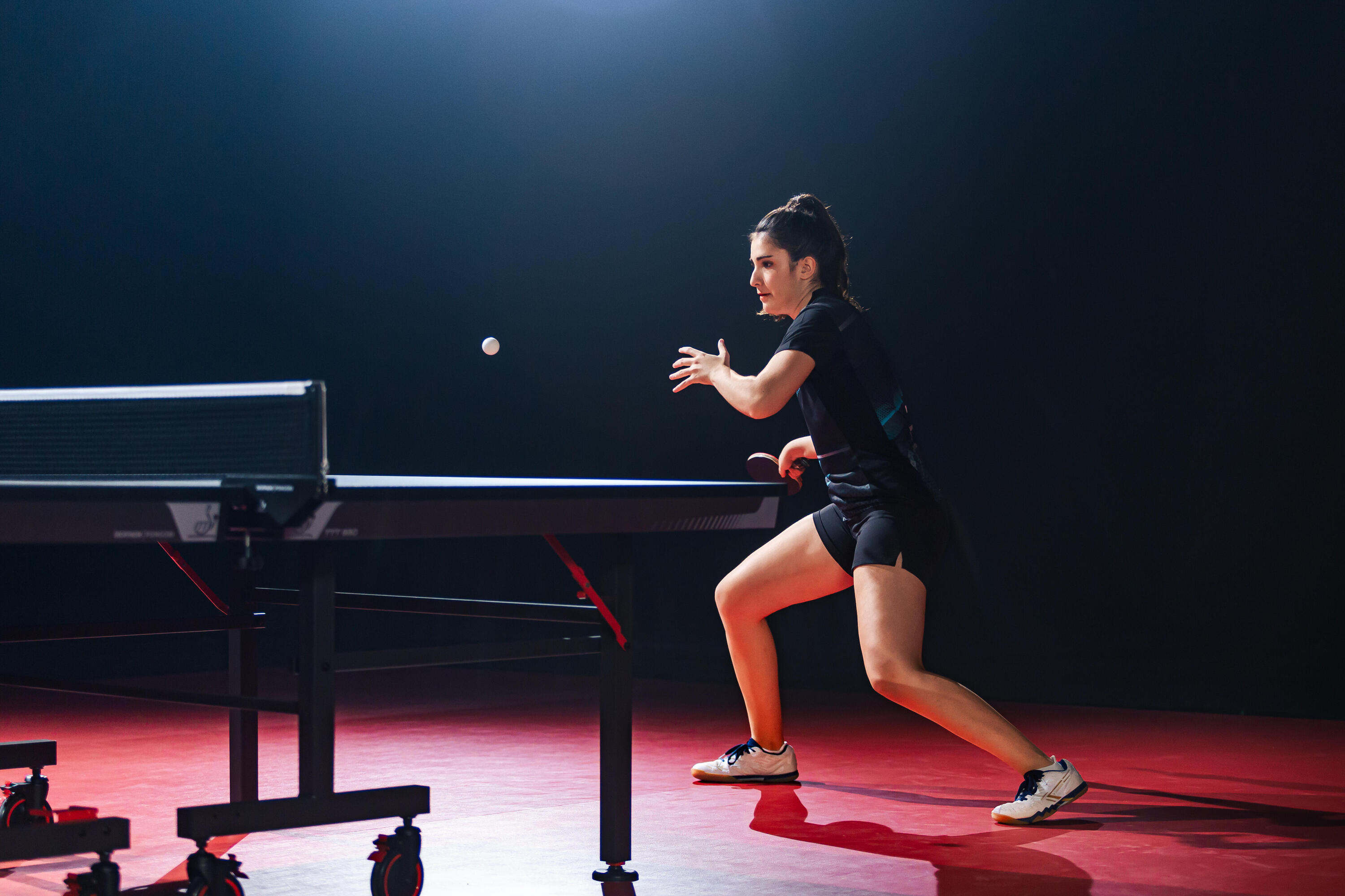 Table de tennis de table intérieure compacte compétition ITTF, TTT 930 Noir 19/24