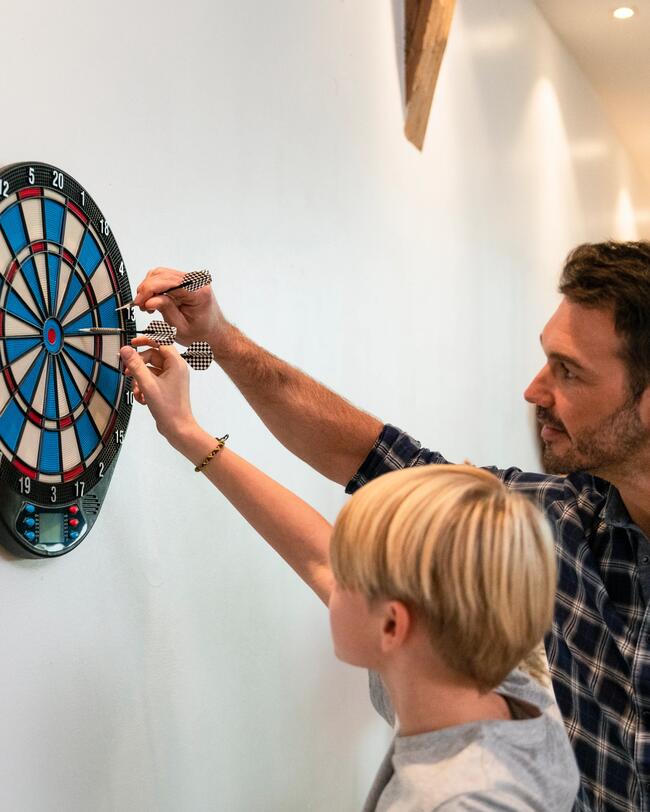 Hombre y niño jugando a la diana