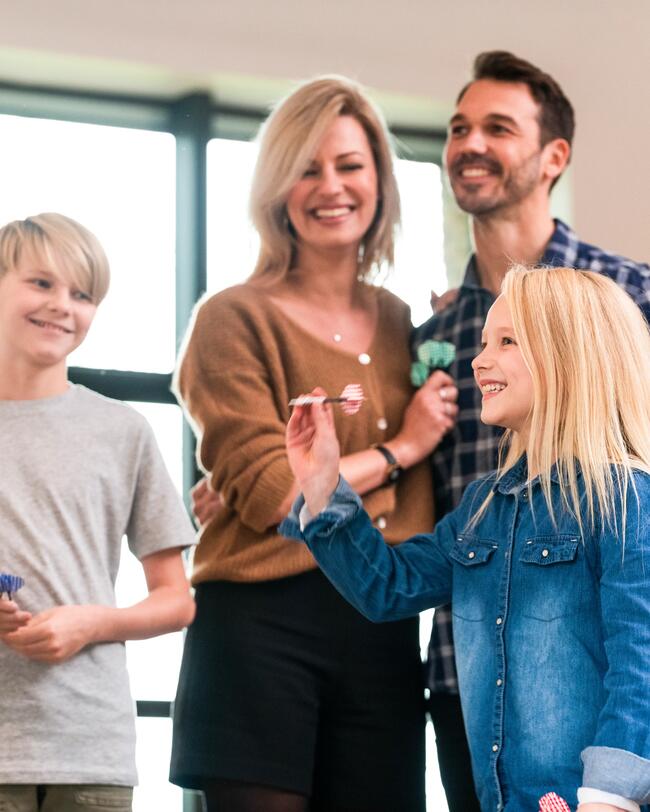 Familia jugando a la diana