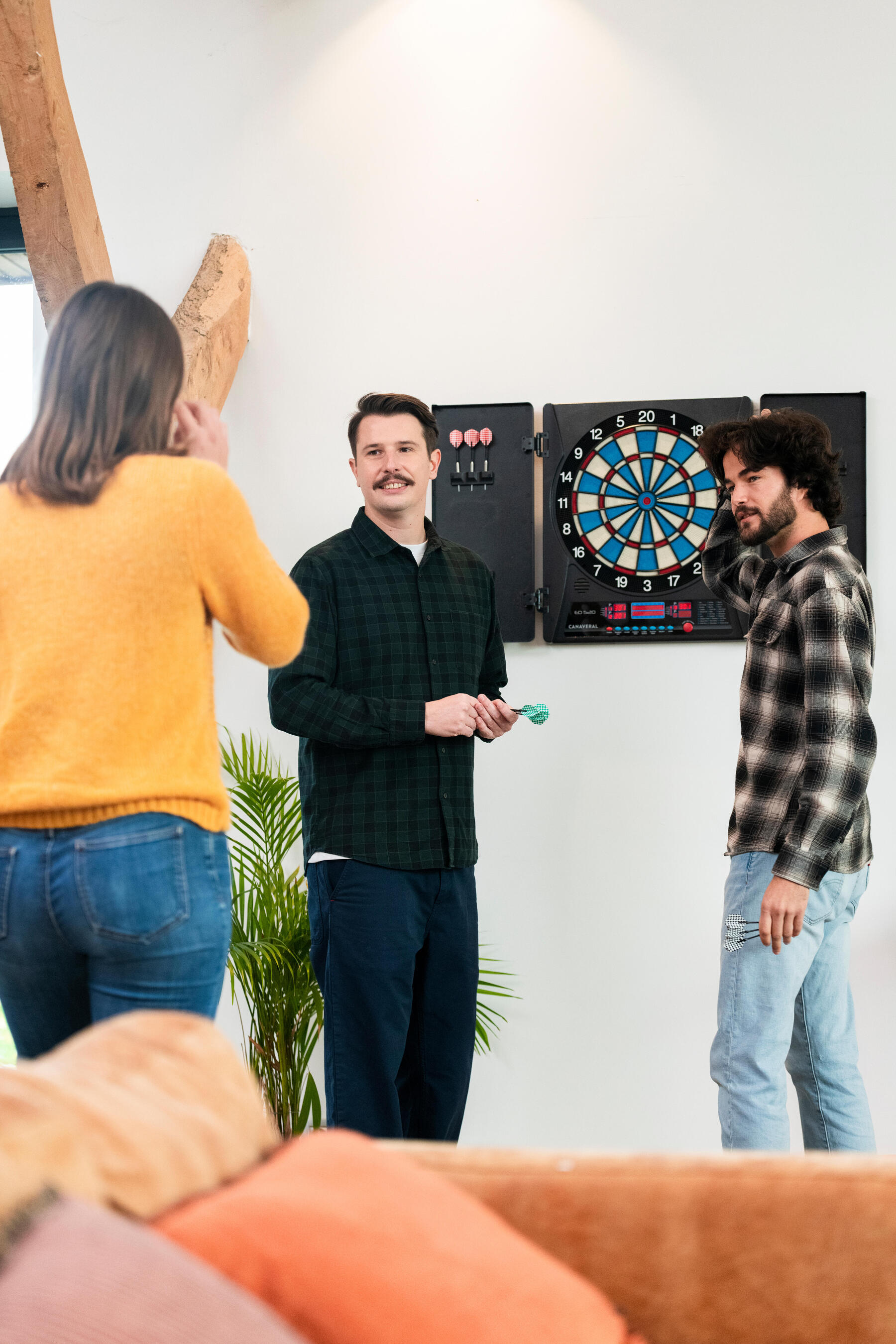 Eine Gruppe spielt 501 als ein beliebtes Dartspiel