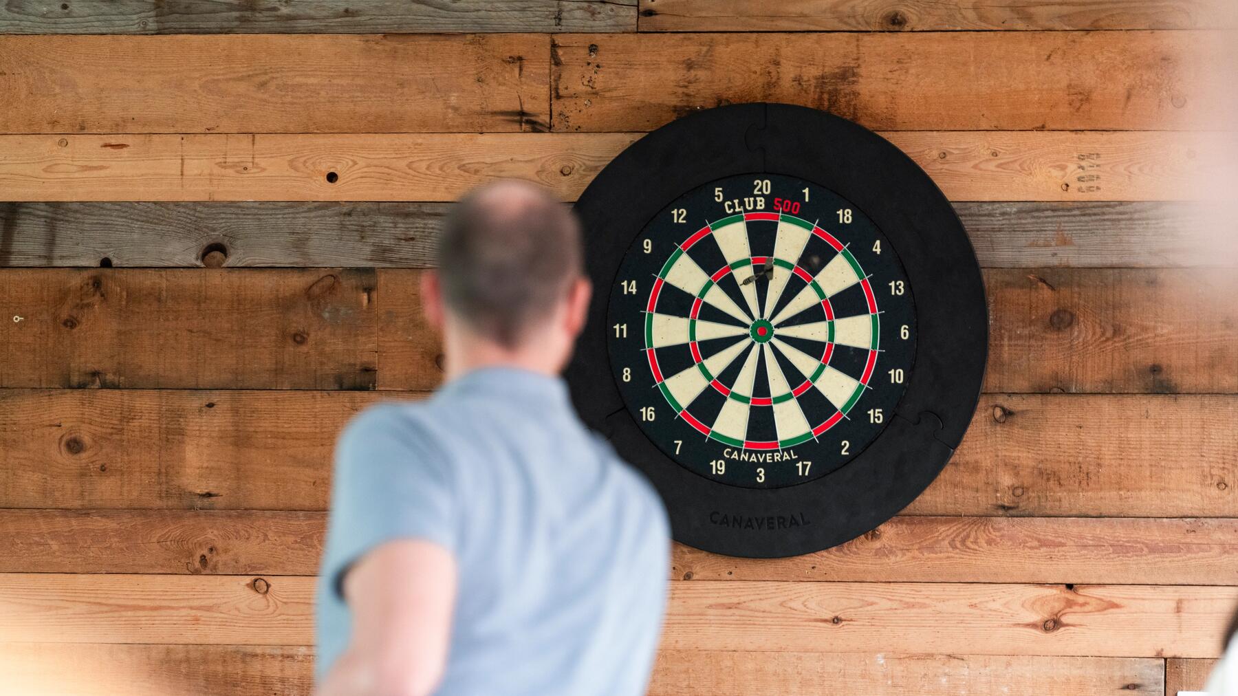 Man die dartitis ondergaat en in de 5 gooit met darten
