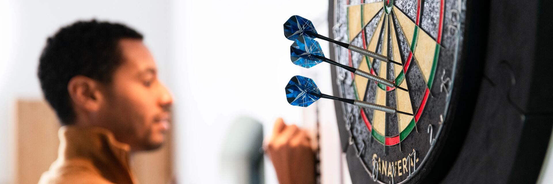 een dartbord met dartpijlen
