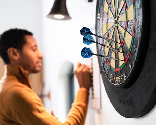 een dartbord met dartpijlen