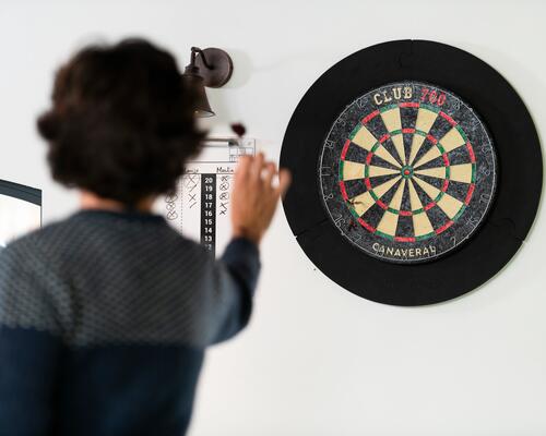 accrocher-cible-fléchette-traditionnelle-darts-decathlon-canaveral