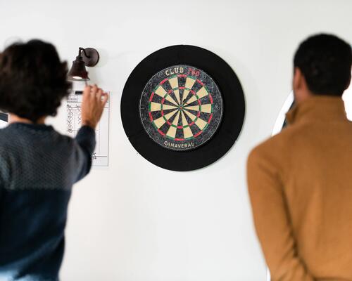 Twee mannen spelen darts