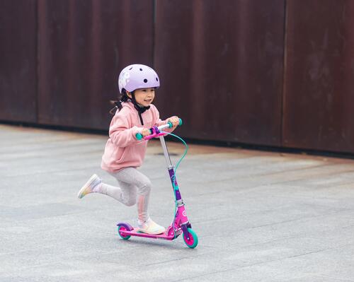 apprendre la trottinette enfant