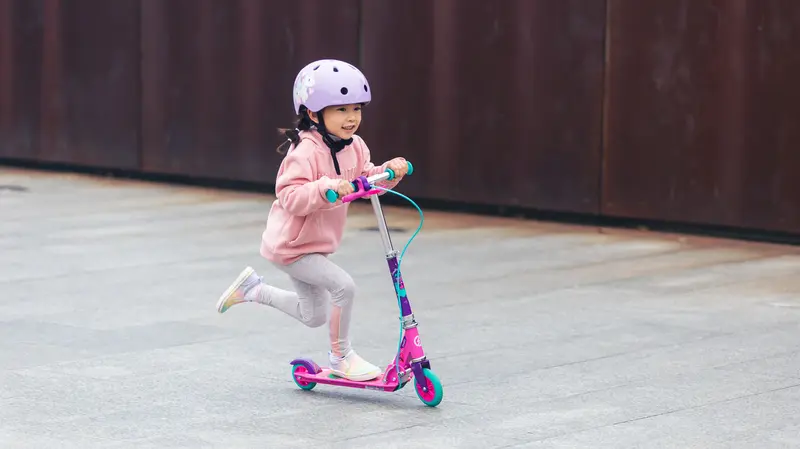 mang mũ bảo hiểm khi chơi xe scooter