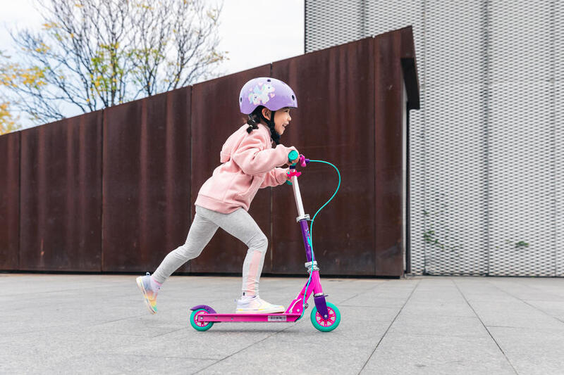 Niño en scooter