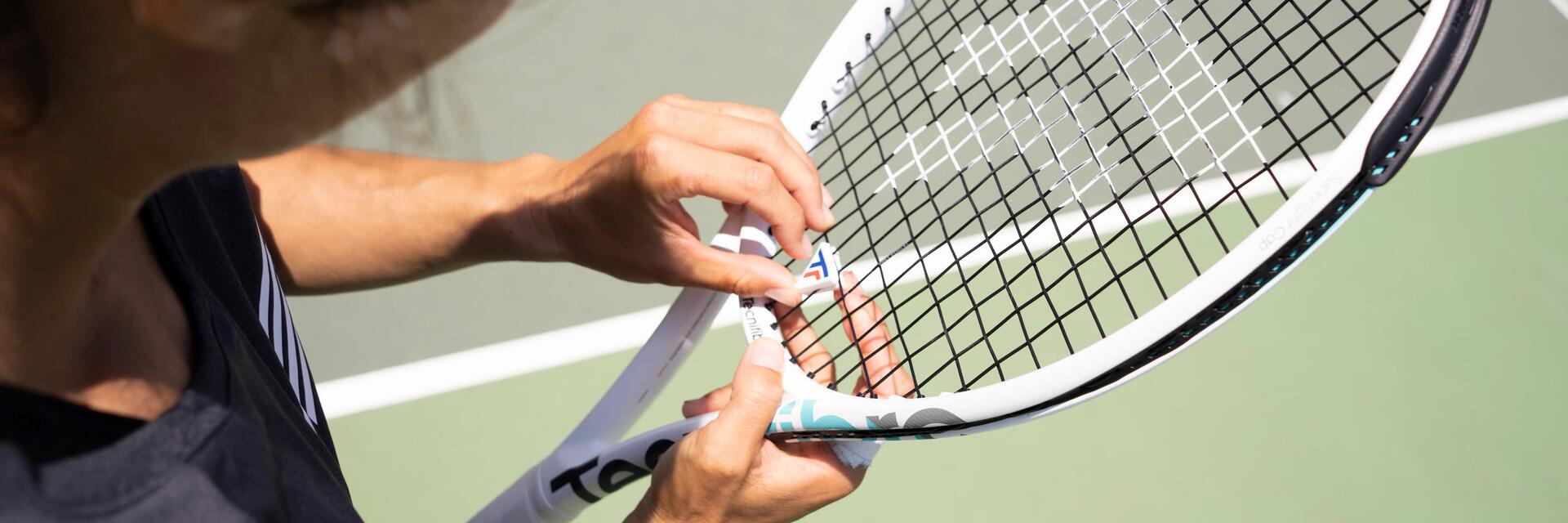 Frau hält einen Tennisschläger in der Hand