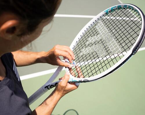 Frau hält einen Tennisschläger in der Hand