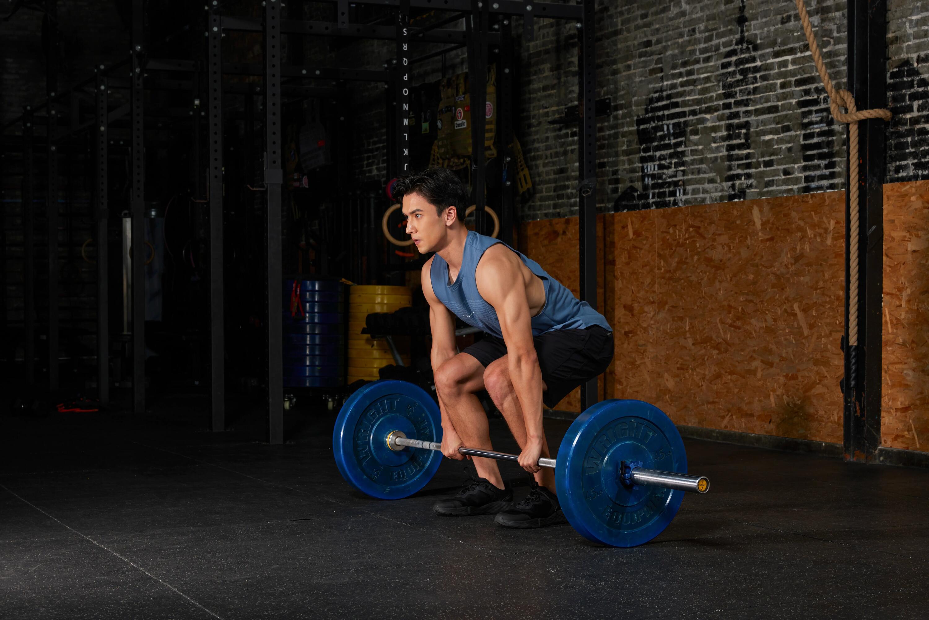 Martwy ciąg (deadlift) – co to za ćwiczenie? Poprawna technika