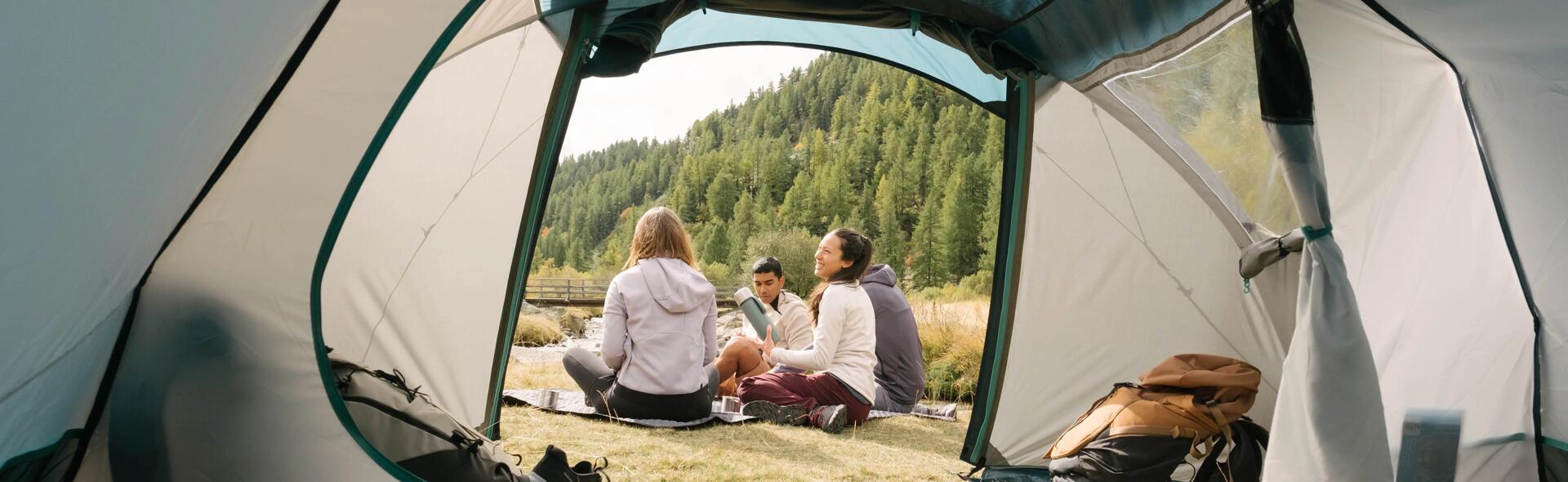 grupo de três amigos a acampar