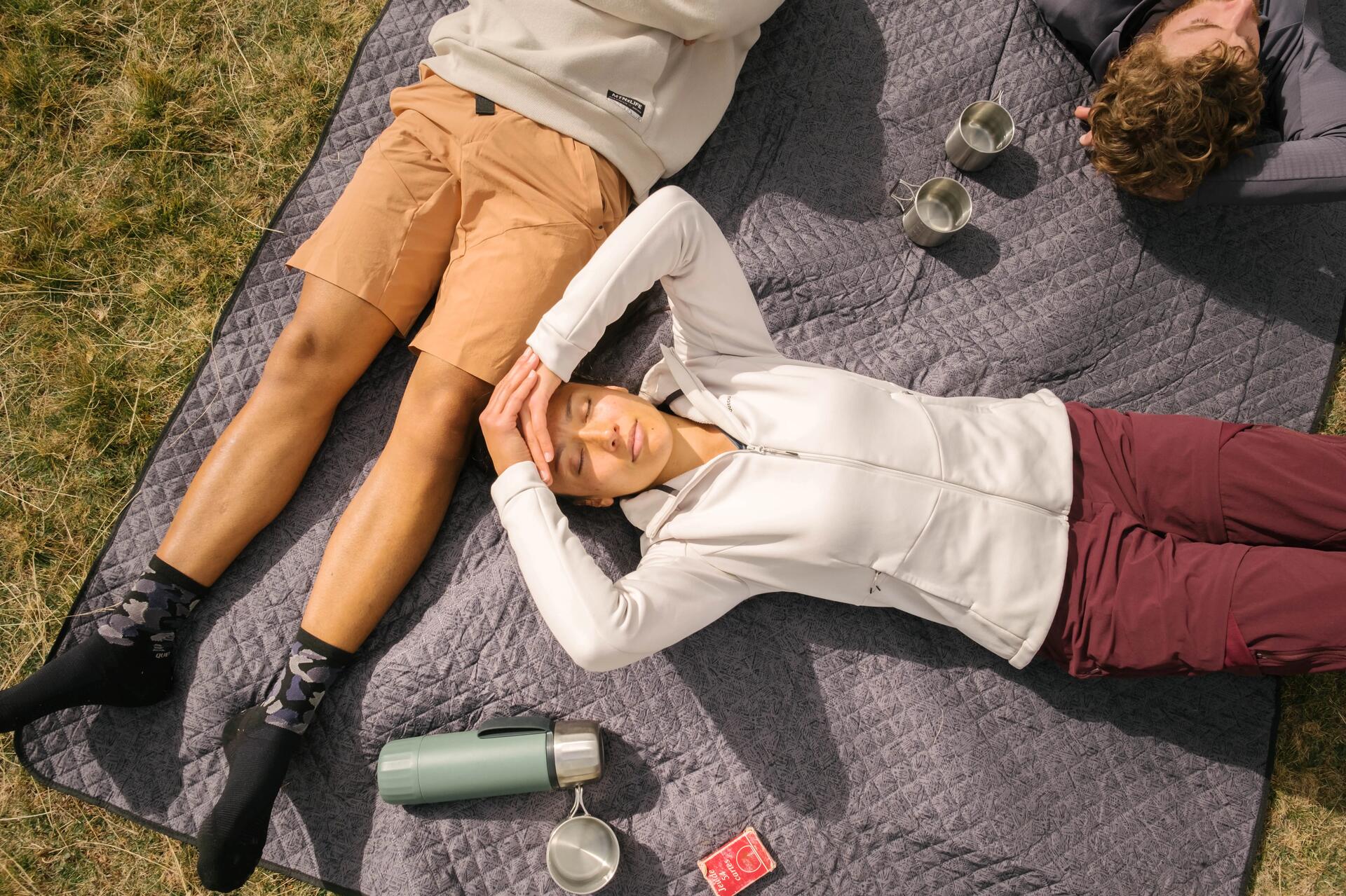 femme qui nage dans un couloir de piscine