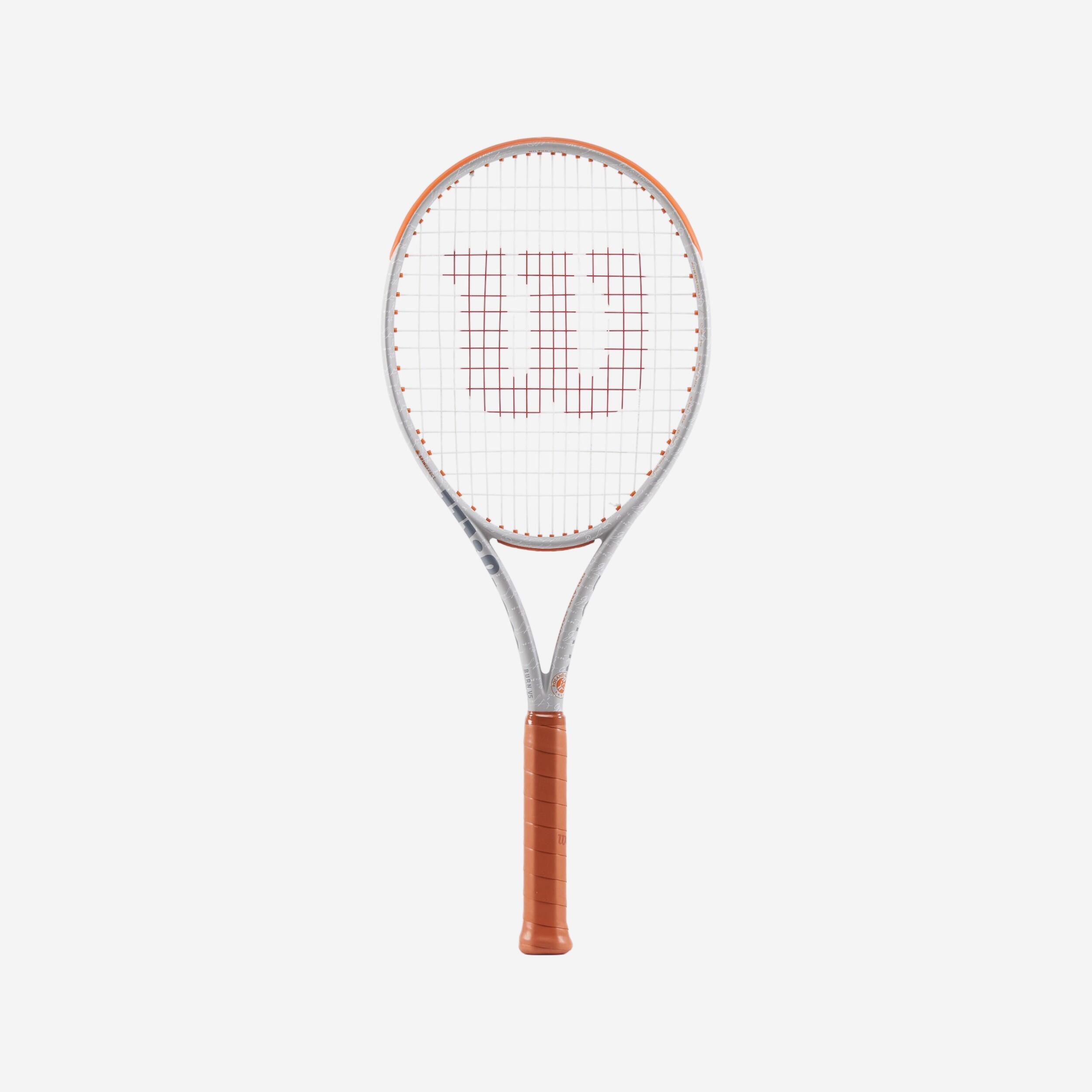 Raquettes De Tennis De Vintage Et Balle De Tennis De Slazenger Wimbledon Sur Le Court De Tennis D Herbe 95282185
